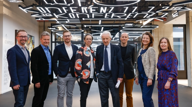 Nachhaltigkeit – die Zeitenwende des Marketings - Referent:innen der Marken-Roadshow 2023 (v.l.): Harald Schuster (Head of Marketing Science Central Europe GfK), Thomas Gries (Geschäftsführer Markenverband), Felix Bartels (CMO Serviceplan Group), Barbara Evans (Managing Partner Mediaplus Group), Dr. Peter Haller (Serviceplan-Gründer), Julian Simons (Managing Partner Mediaplus Group), Stefanie Kuhnhen (CSO Serviceplan Group) und Petra Süptitz (Director Marketing & Consumer Intelligence GfK)